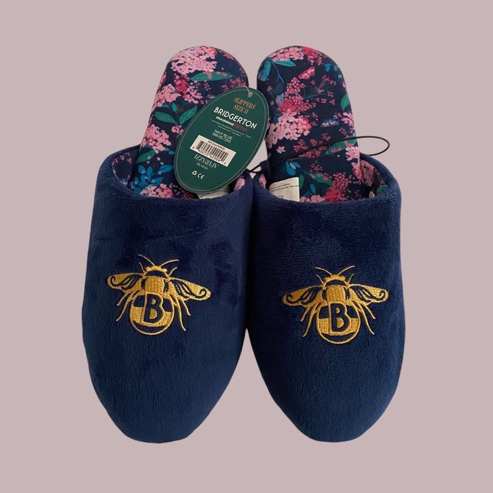 NWT Izzy & Liv Bridgerton Navy Blue Velvet Slippers Gold Bee Embroidery SZ 11
